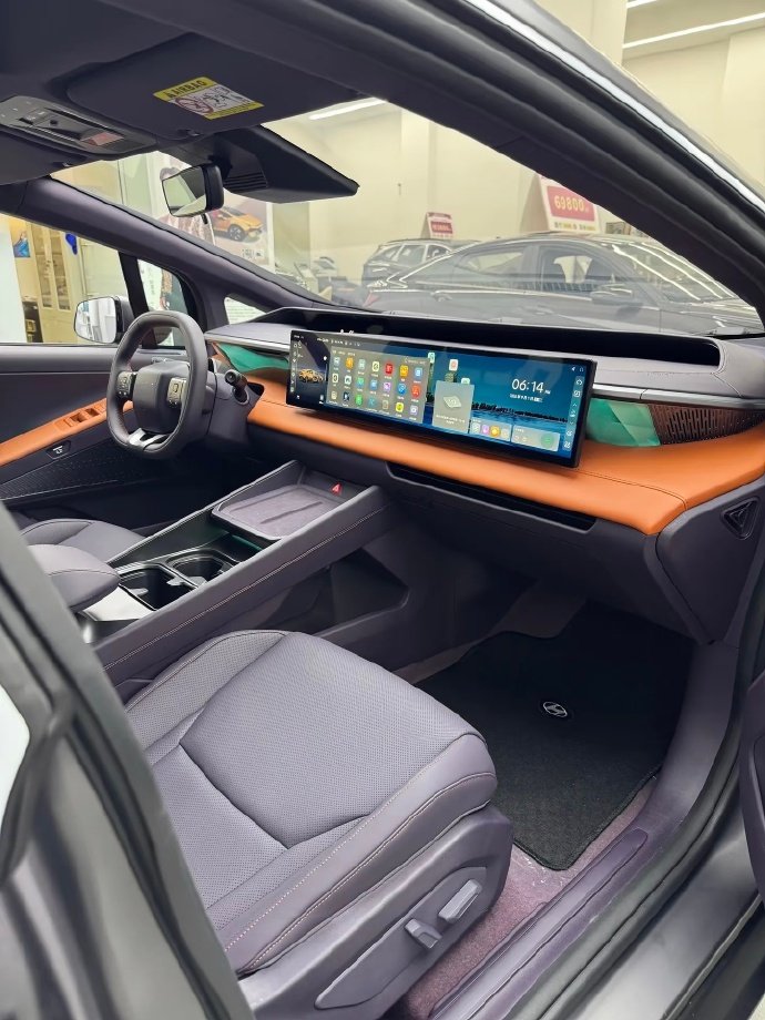 TychodeFeijter's tweet photo. Hyundai Ioniq V - at the dealer. It costs between $16.5 K and $21 K . For that money, you will get:

> A Chinese Hyundai with a daring design.
> All other Hyundai's suddenly look boring. 
> Based on the E-GMP platform.
> FWD, single motor.
> 140 kW/250 Nm or 160 kW/250 Nm.
> 165 km/h op speed. 0-100 in 7.8 - 8s.
> 53.48 kWh or 66.85 kWh LFP battery.
> Range: 540-650 km.
> 400V. Charging 30-80% in 20m.
> 4900/1890/1481, 2900.

Interior

> four cup holders for the front seats.
> 27-inch ultra-thin 4K screen.
> "CyberEye" 11.98-inch HUD.
> Qualcomm Snapdragon 8295 cockpit chip.
> Momenta ADAS. 
> loads of space in the back.

The car in the photos is painted in Radiant Silver, with a Cloud Gray interior.

Developed and manufactured by BAIC-Hyundai.