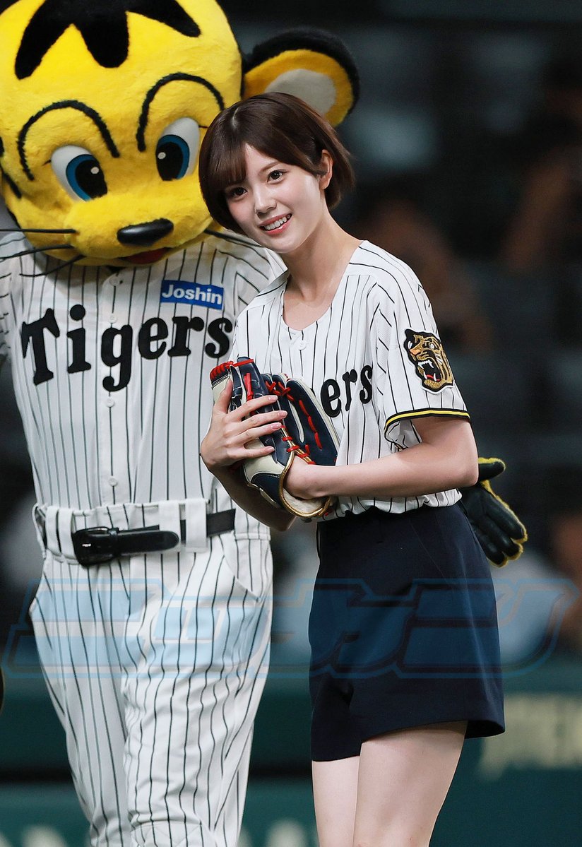 nikkan_48G's tweet photo. 【#坂下真心】
始球式に登場し、ナイスピッチング！

#NMB48 https://t.co/QcMTEs9cKA