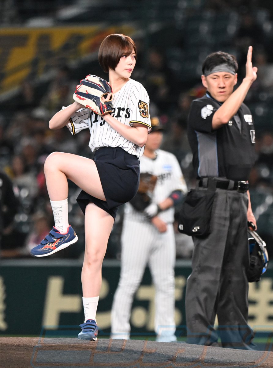 nikkan_48G's tweet photo. 【#坂下真心】
始球式に登場し、ナイスピッチング！

#NMB48 https://t.co/QcMTEs9cKA