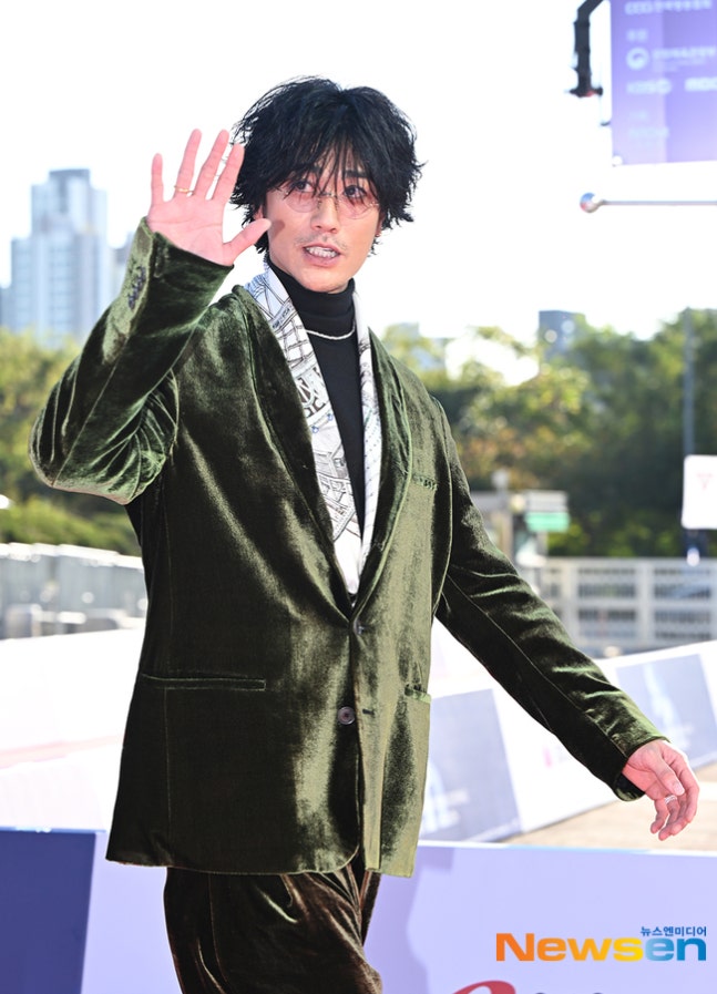 Kstyle_news's tweet photo. 【PHOTO】赤西仁からク・ギョファン＆キム・ナムギルまで「ソウルドラマアワード2026」レッドカーペットに登場

⏬全ての写真（19枚）はリプライの記事から https://t.co/259TpEQoyB