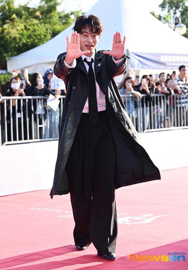 Kstyle_news's tweet photo. 【PHOTO】赤西仁からク・ギョファン＆キム・ナムギルまで「ソウルドラマアワード2026」レッドカーペットに登場

⏬全ての写真（19枚）はリプライの記事から https://t.co/259TpEQoyB