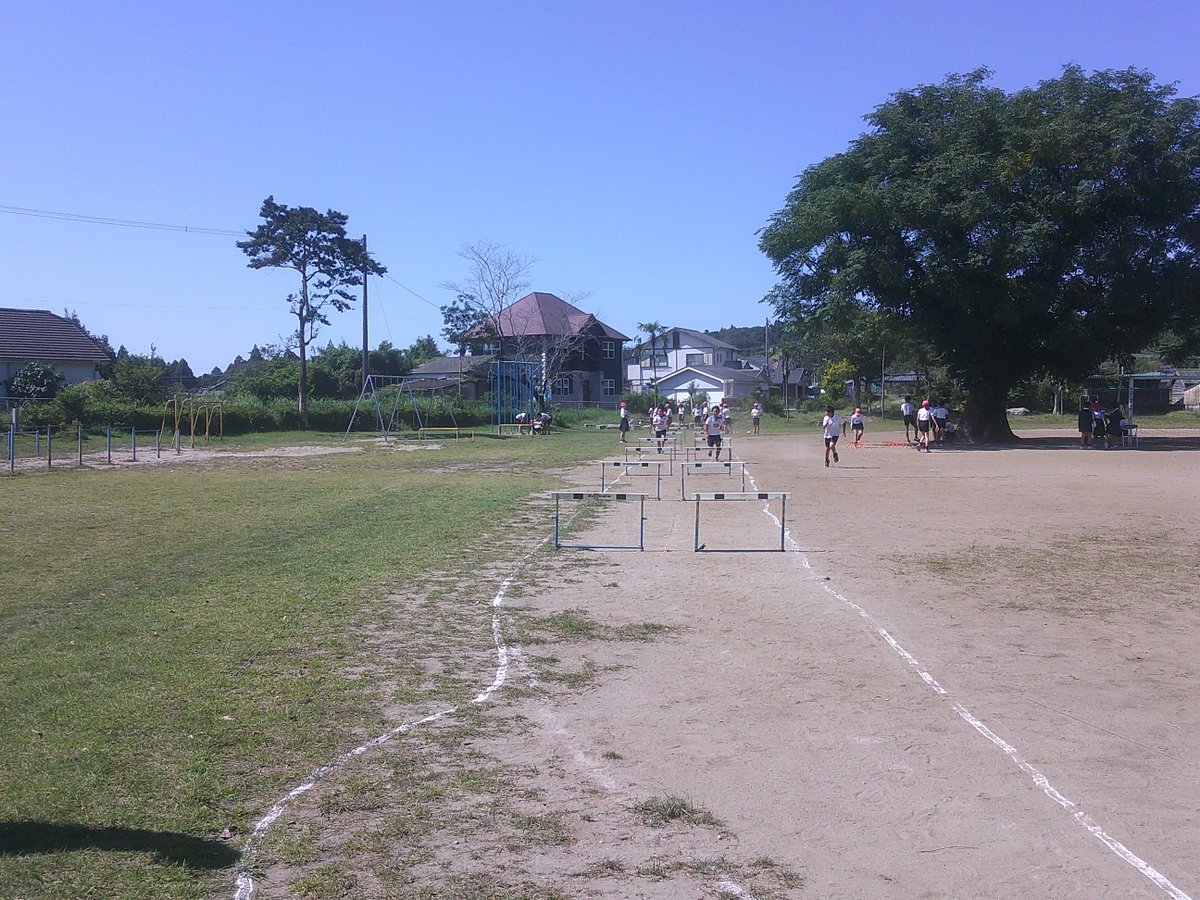 ooaira_esc's tweet photo. スポーツの秋！６年生と４年生はハードル走の学習をしています。ただ、ハードルをまたぐだけ。それなのに楽しそう。ハードルをしている隣で併走して記録を伸ばそうとしている子もいました。今月末には市陸上記録会もあります。運動大好きな子どもが増えるよう授業の中でいろんな仕掛けをしていきます！ https://t.co/tQxXHmh4NQ