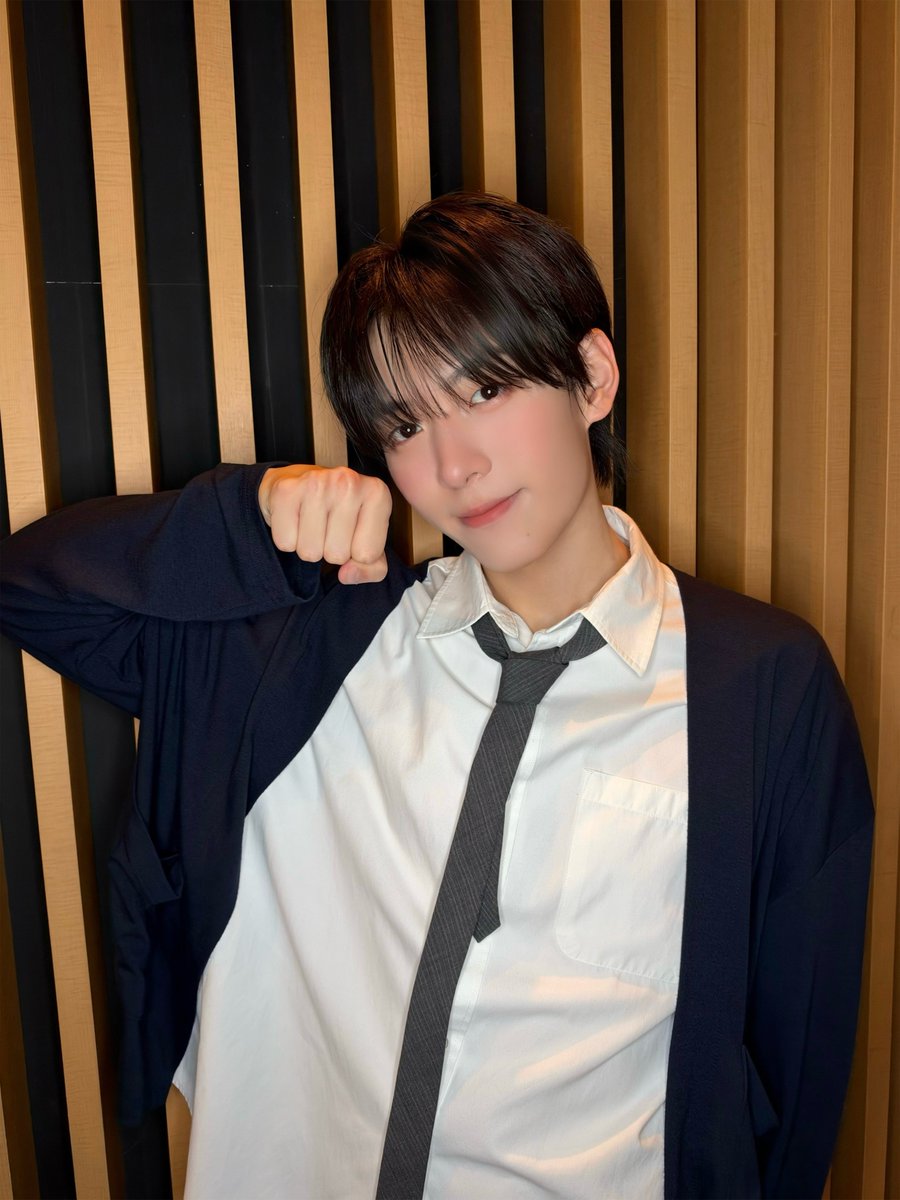 KO1KEYZofficial's tweet photo. [📸] 261008

「 #MCOUNTDOWN 」
감사합니다!

🥔 #SHINHAENG
Detail ➡︎https://t.co/RXwlyT69D6

MV
🔗https://t.co/81V0MM1Txc
Apple Music
🔗https://t.co/PaI0ohkhSW
Spotify
🔗https://t.co/WM78kv1096

#엠카운트다운
#KO1KEYZ #코이키즈 https://t.co/PmBC5qALQl