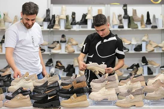 PiyasaAkis's tweet photo. 🚨 AYAKKABI SEKTÖRÜNDE 150 BİN KİŞİLİK İSTİHDAM KAYBI!

👞 Türkiye ayakkabı sektöründe istihdam son 3,5 yılda %40 geriledi.

📉 2021’de 380 milyon çift olan ihracat, geçen yıl 180 milyon çifte düştü.

🌍 Türkiye, dünya ayakkabı ihracatında 6. sıradan 10. sıraya geriledi.

💰 Sektör 2021’de 500 milyon $, 2022’de 350 milyon $ dış ticaret fazlası verirken, geçen yıl yaklaşık 700 milyon $ açık verdi.

📌 Sektör temsilcileri; yüksek maliyetler, finansman koşulları ve rekabet gücündeki kayıp nedeniyle destek çağrısı yapıyor.

Kaynak: Ekonomim / TASD
