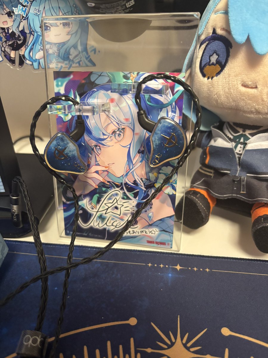 pati252400's tweet photo. イヤホンスタンドにポストカード入れるアイデア天才過ぎて真似しました。すいちゃんにemperorが似合いすぎてる!!!! https://t.co/nFWeC89u4t