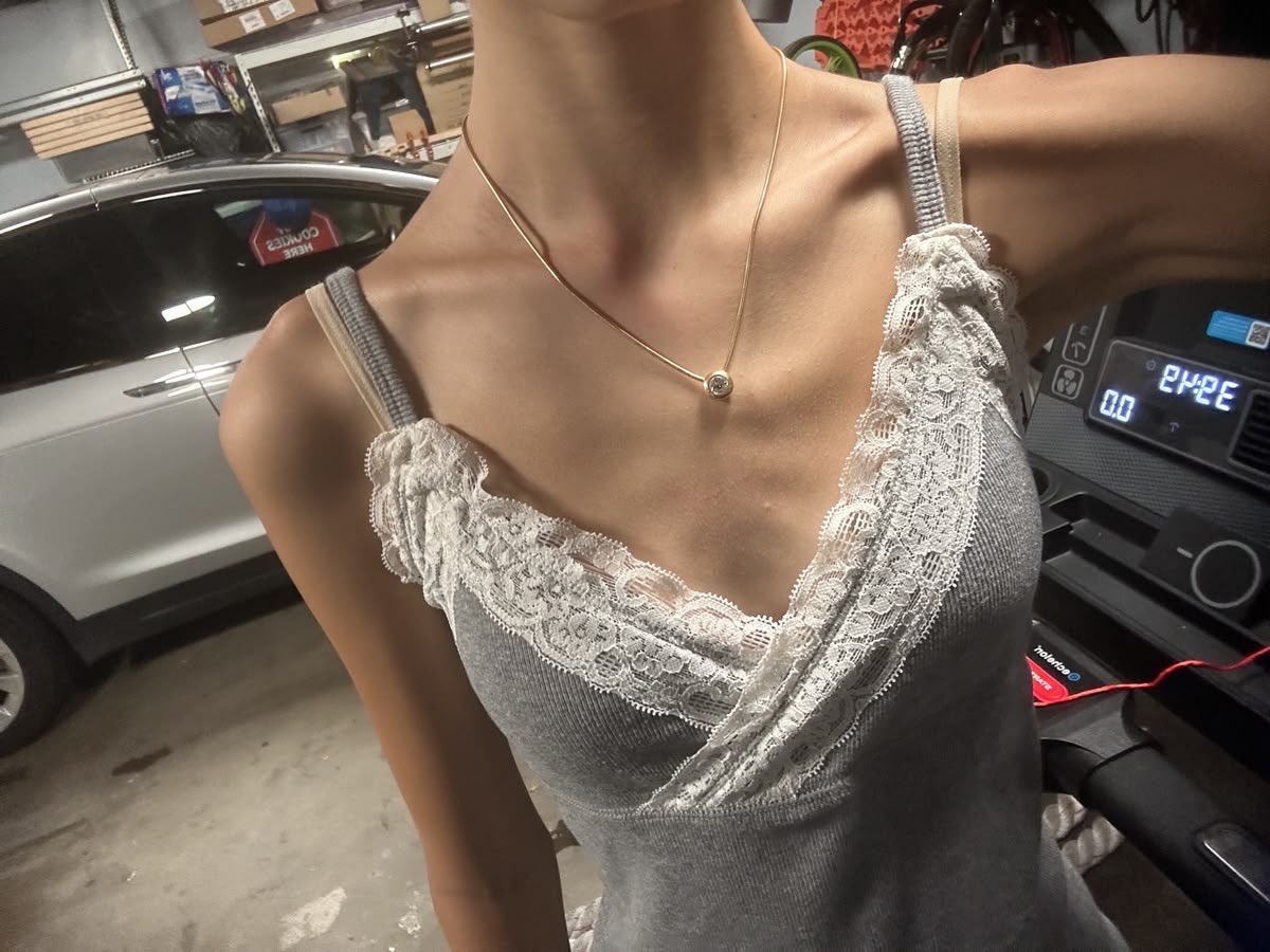 itgirlspo's tweet photo. sternums are so triggering for me https://t.co/Ztnw6veViQ