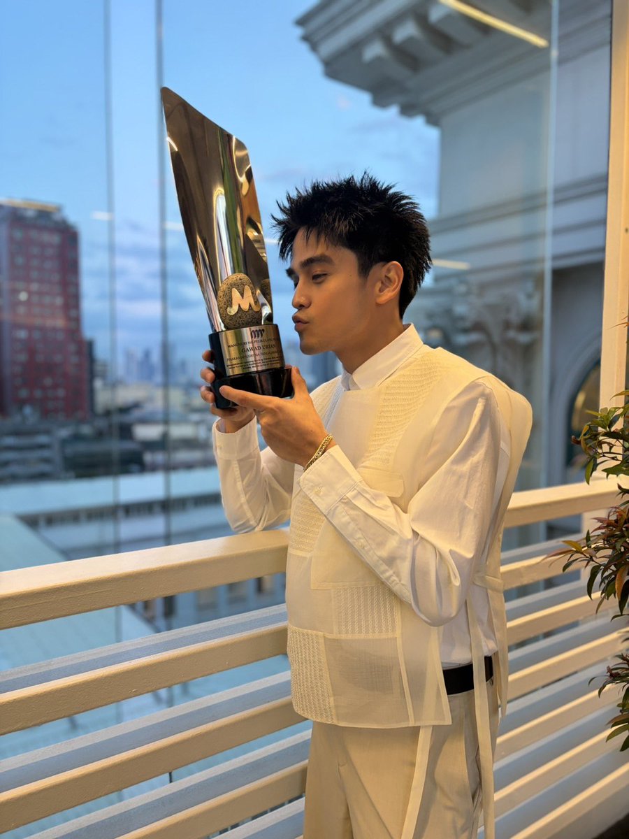 TeamWillOFC's tweet photo. Our Paborito with his Gawad Urian trophy! Congratulations, @willashley05 ♥️

We are incredibly proud of you and your new achievement.

WILL ASHLEY URIAN AWARDEE
WILL ASHLEY URIAN AWARDEE
WILL ASHLEY URIAN AWARDEE https://t.co/h9wclmUhBo