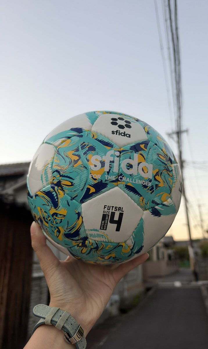 pii22ASD's tweet photo. 躁状態の勢いで来週フットサルの見学申し込んだ😂😂😂
そしてボールも買った笑
もうすでに自主練してる⚽️
楽しみすぎてやばい。
でも、発達障害の子たちのサークルだからそこはまだ安心材料。
代表にはパニック障害もあることも伝え済みだし。とりあえず見学だけでも行く事を目標に！！ https://t.co/oMpraIZzFI