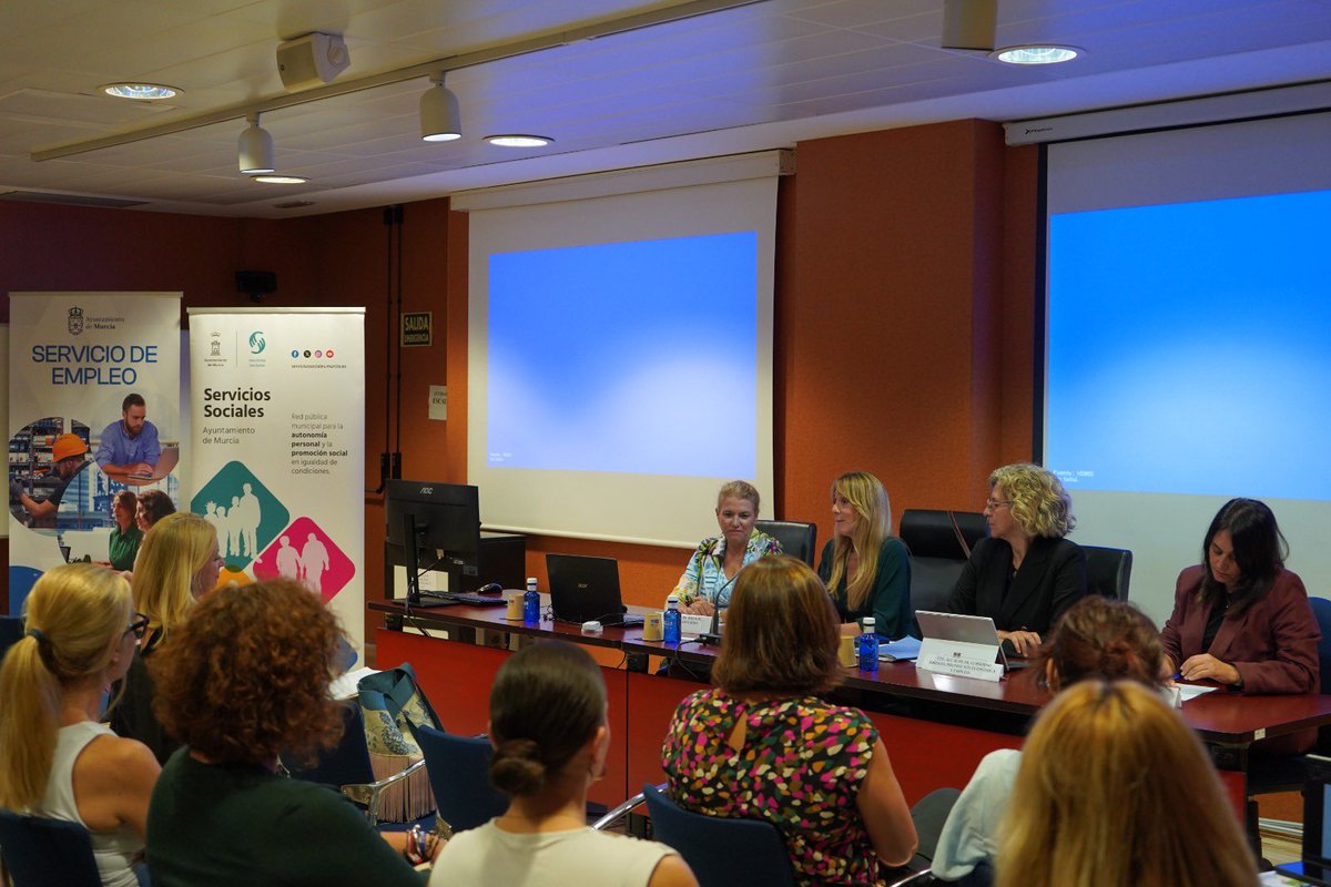 AytoMurcia's tweet photo. 👥 Profesionales de Servicios Sociales actualizan sus conocimientos sobre empleo y formación en Murcia.

Una jornada sobre orientación laboral e itinerarios de inserción. 

https://t.co/Ivs9hTx0x7 https://t.co/zL65otyyyH