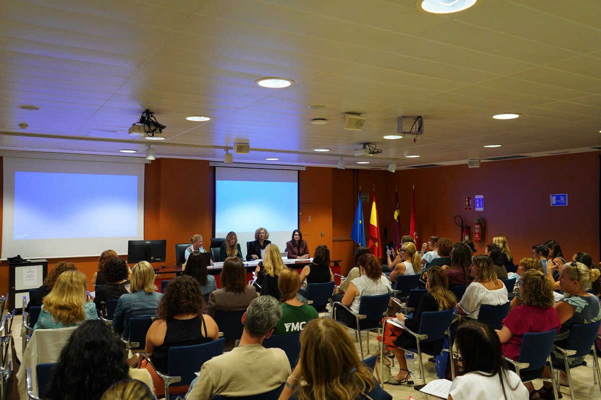 AytoMurcia's tweet photo. 👥 Profesionales de Servicios Sociales actualizan sus conocimientos sobre empleo y formación en Murcia.

Una jornada sobre orientación laboral e itinerarios de inserción. 

https://t.co/Ivs9hTx0x7 https://t.co/zL65otyyyH