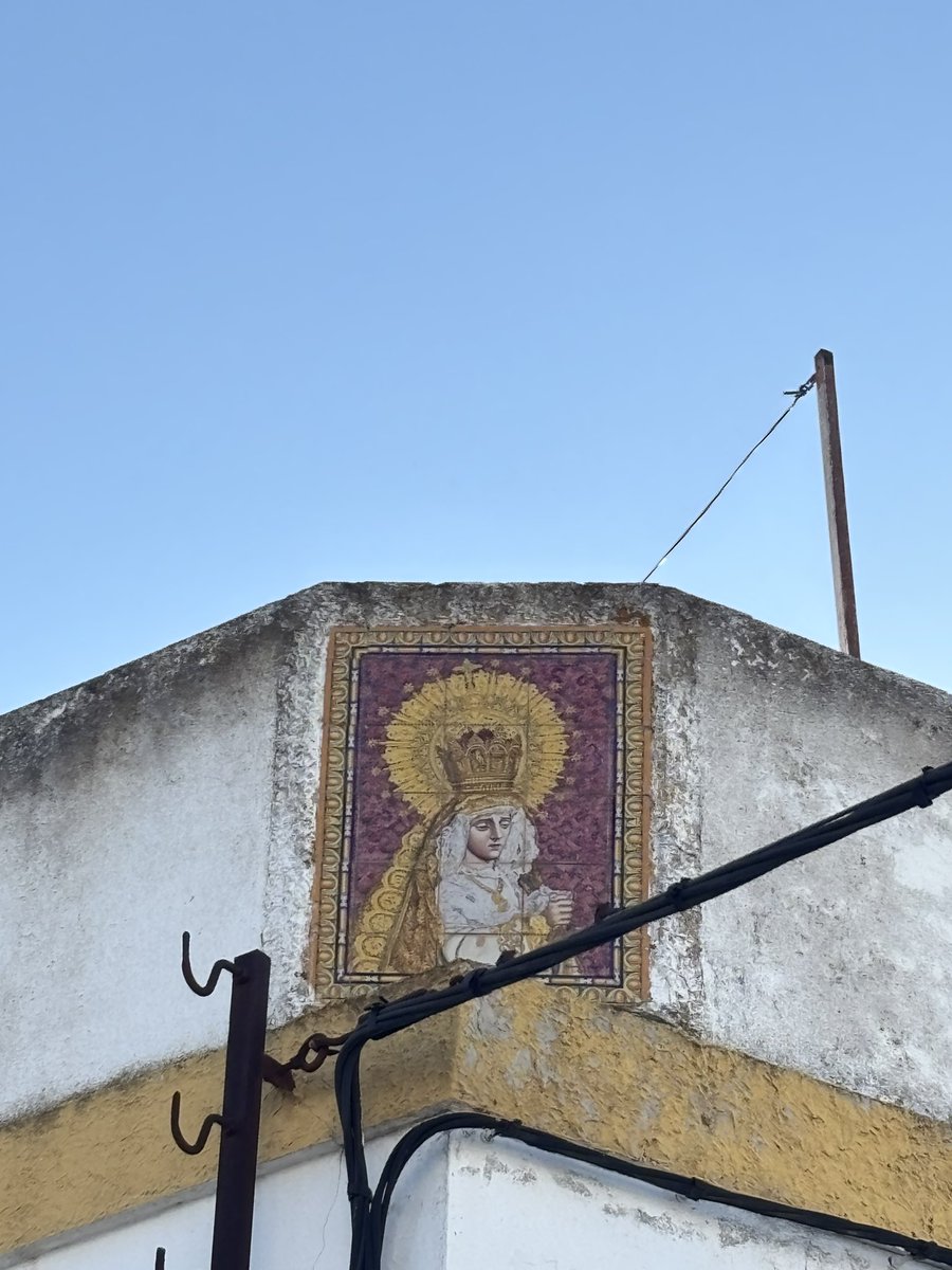 mabernalsanchez's tweet photo. La Soledad de la Porvera, con ráfaga, en este retablo cerámico https://t.co/iebis8NM6r