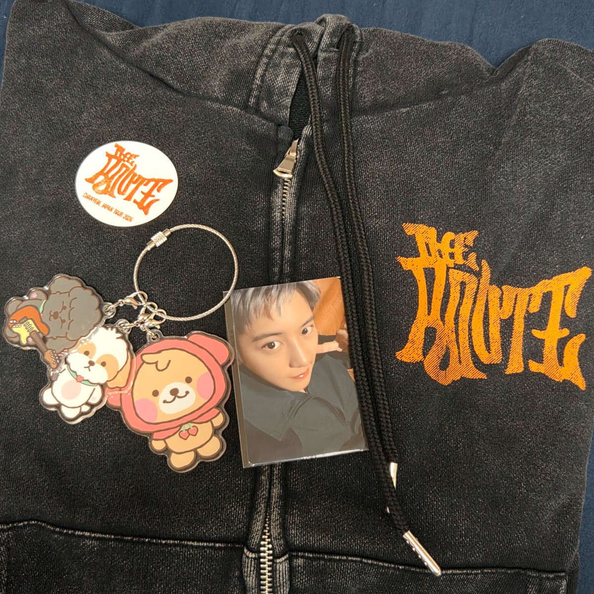 brr_bigandcutie's tweet photo. チャニョルのグッズ届いた🍒ロゴステッカーよりでかいアクリルヨルデンイ可愛い
身長155cmパーカーMサイズで丁度いい丈感です❣ゆったりしてて着心地良い❣ https://t.co/U5JZeosfCi