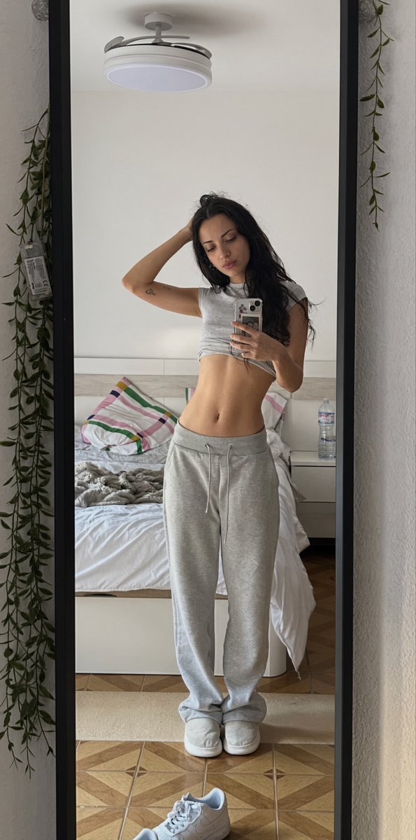 goddesssalba1's tweet photo. que tal llevas la mañana?? trabajando para mi??? jajaajajajjs👑👑👑 https://t.co/MbsfR4zlRT