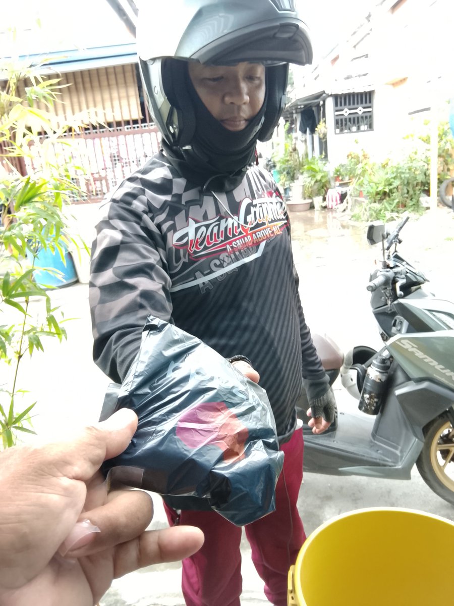 FelixOragon's tweet photo. Delivery ordered poppers aroma oil essentials to Trece Martires Cavite https://t.co/4V4ud8WtG7