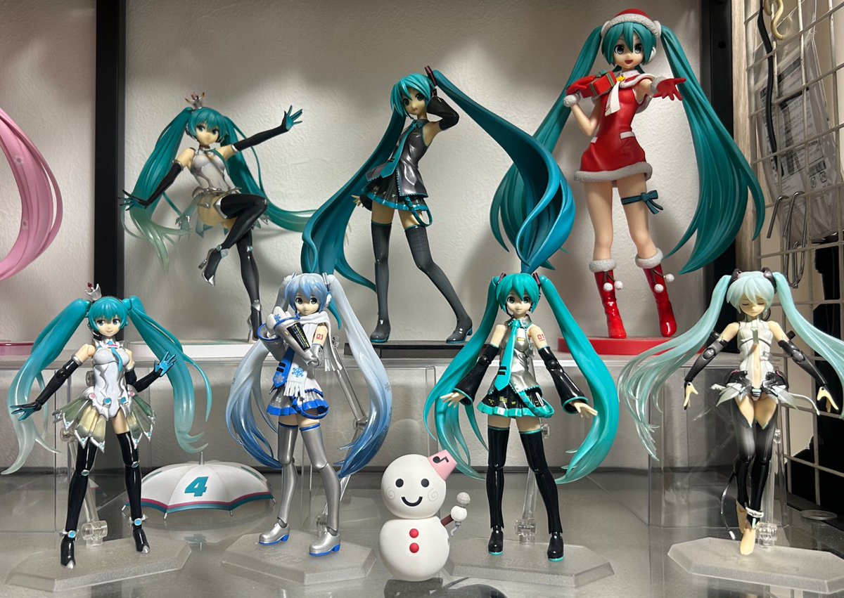 SAMONAI2026's tweet photo. 決まった内容のポストばっかりしてるとＸくんにbot判定されそうなので、ミク棚その①。
DIVAの一作目や二作目が発売されたくらいのボカロ界隈が一番好きだったかも。
#初音ミク https://t.co/yA9tnaEVux