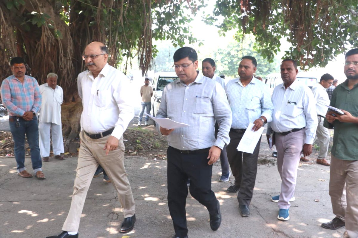 CommissionerAgr's tweet photo. मण्डल आयुक्त/निर्वाचन अधिकारी श्री नगेंद्र प्रताप जी ने मंडी समिति परिसर में आगरा खंड स्नातक एवं शिक्षक विधान परिषद निर्वाचन-2026 की पोलिंग पार्टियों की रवानगी तथा स्ट्रॉन्ग रूम से सम्बन्धित तैयारियों का जायज़ा लिया एवं संबंधित अधिकारियों को दिशा-निर्देश दिए. https://t.co/6hFgmFdxYc