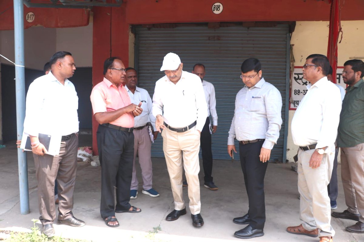 CommissionerAgr's tweet photo. मण्डल आयुक्त/निर्वाचन अधिकारी श्री नगेंद्र प्रताप जी ने मंडी समिति परिसर में आगरा खंड स्नातक एवं शिक्षक विधान परिषद निर्वाचन-2026 की पोलिंग पार्टियों की रवानगी तथा स्ट्रॉन्ग रूम से सम्बन्धित तैयारियों का जायज़ा लिया एवं संबंधित अधिकारियों को दिशा-निर्देश दिए. https://t.co/6hFgmFdxYc
