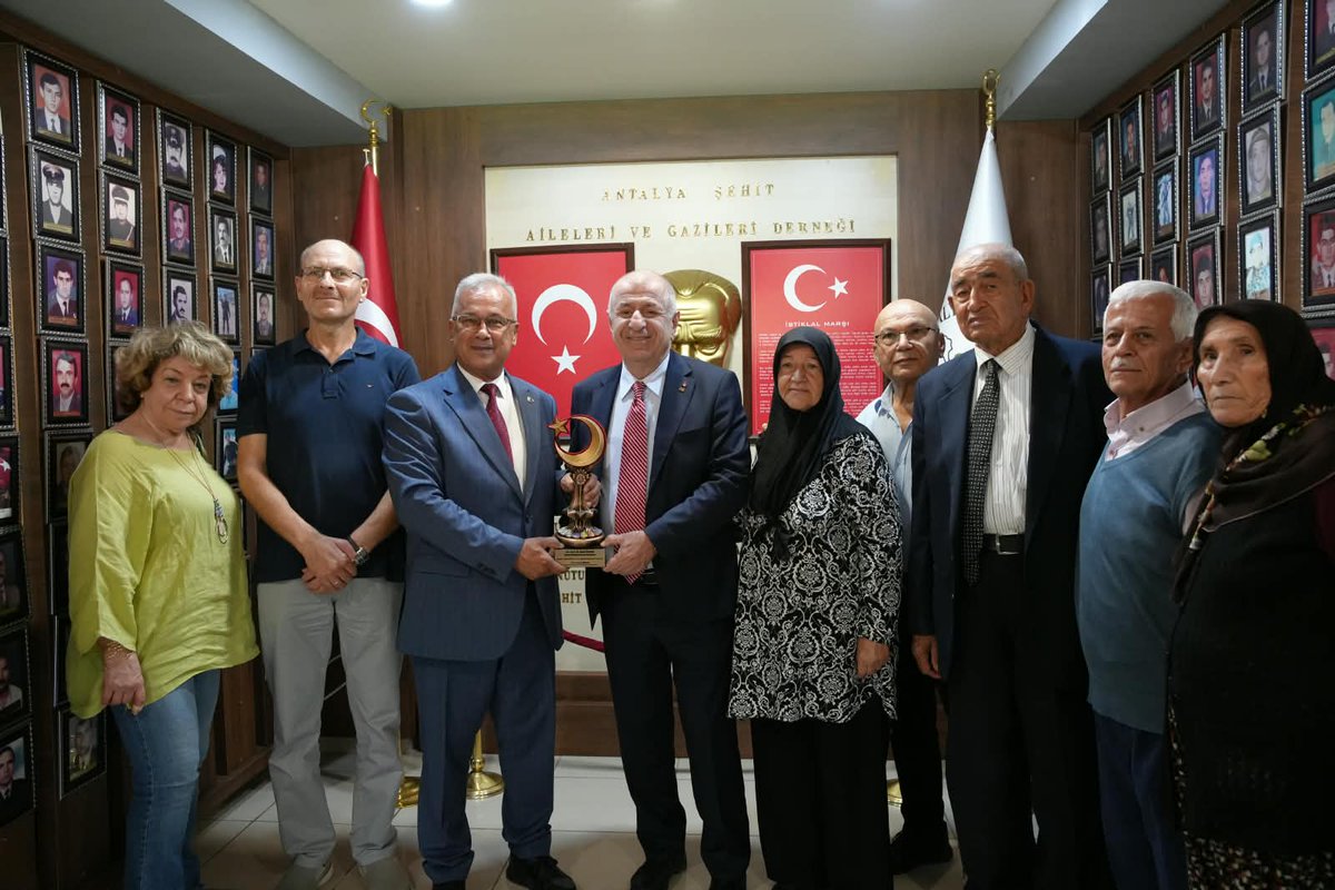 zaferpartisi's tweet photo. Genel Başkanımız Prof. Dr. Ümit Özdağ, Genel Başkan Yardımcısı ve Teşkilat Başkanımız Musa Ertugan, Antalya İl Başkanımız Hamit Gençay Ağyurt ile birlikte Şehit Aileleri Derneği Antalya Şubesi Başkanı Sayın Dr. Cengiz Nizam’ı ziyaret etti.

Ziyarette şehit ailelerimizin yaşadığı sorunlar ile ülke gündemine dair değerlendirmelerde bulunuldu.

Misafirperverlikleri için Sayın Dr. Cengiz Nizam ve dernek yönetimine teşekkür ederiz.
