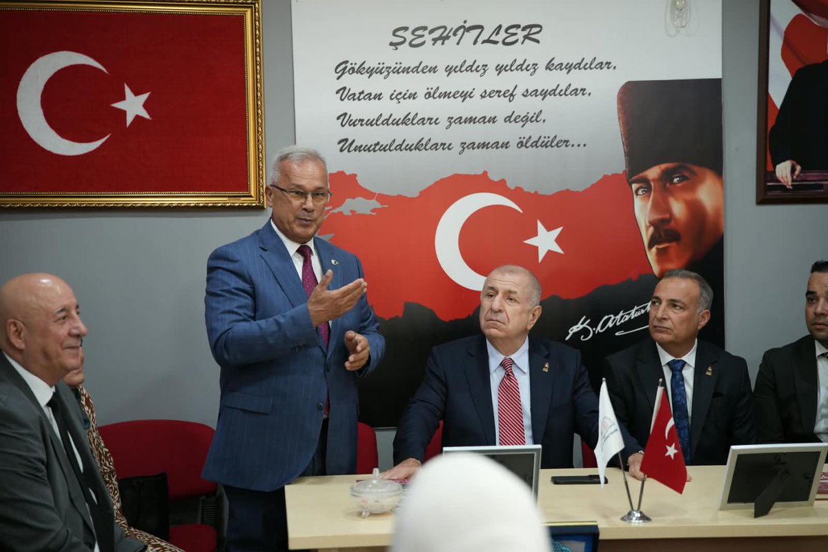 zaferpartisi's tweet photo. Genel Başkanımız Prof. Dr. Ümit Özdağ, Genel Başkan Yardımcısı ve Teşkilat Başkanımız Musa Ertugan, Antalya İl Başkanımız Hamit Gençay Ağyurt ile birlikte Şehit Aileleri Derneği Antalya Şubesi Başkanı Sayın Dr. Cengiz Nizam’ı ziyaret etti.

Ziyarette şehit ailelerimizin yaşadığı sorunlar ile ülke gündemine dair değerlendirmelerde bulunuldu.

Misafirperverlikleri için Sayın Dr. Cengiz Nizam ve dernek yönetimine teşekkür ederiz.