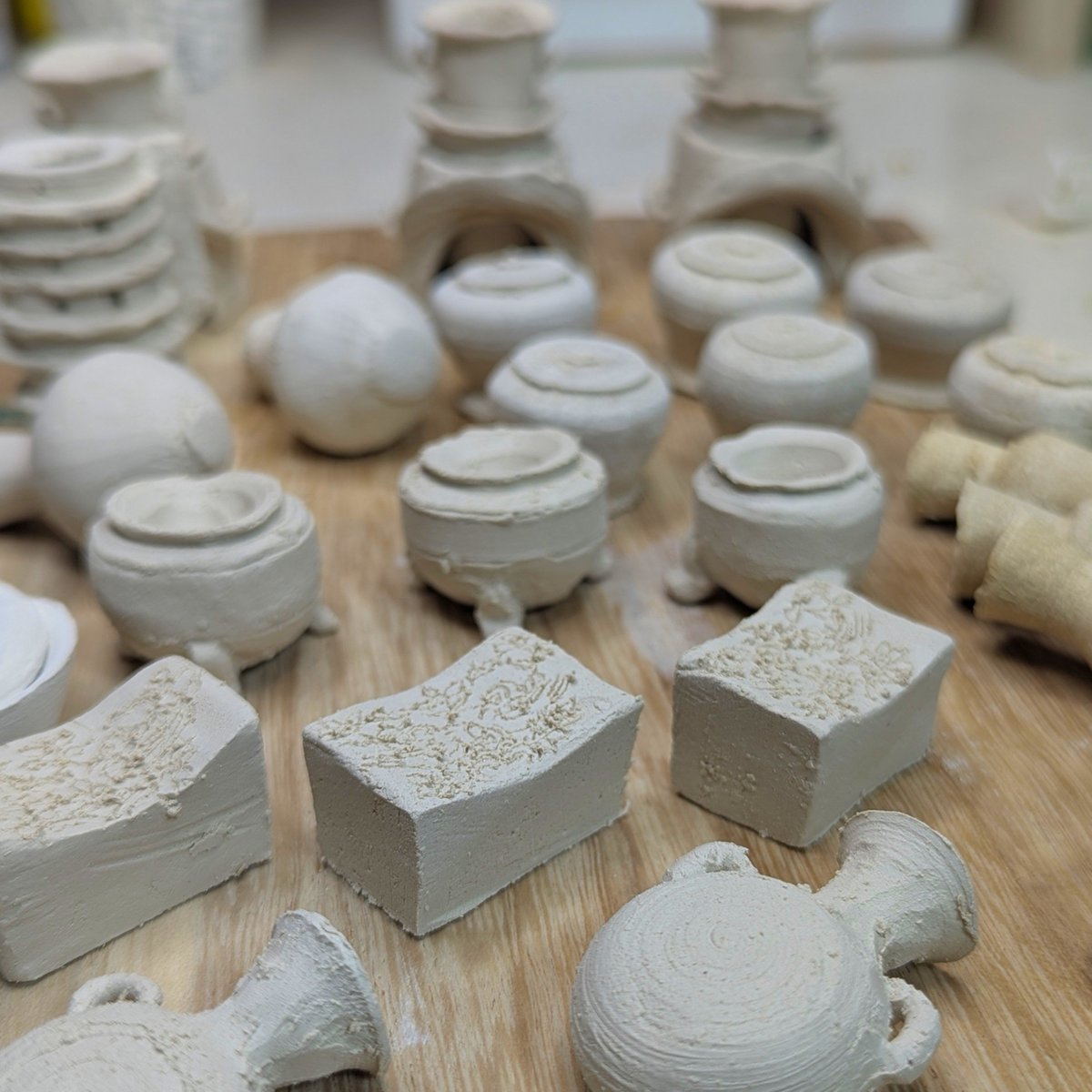 mini_pottery's tweet photo. ご注文いただいた分の土器、2日かけてようやく成形し終わりました〜！
沢山のご注文ありがとうございます！✨

今週末は平城宮跡で行われるライブにスタッフとして動員されているため作業できませんが、来週中には発送できる見込みです！😊
もうしばらくお待ちくださいませ！ https://t.co/maTFbIMjNw