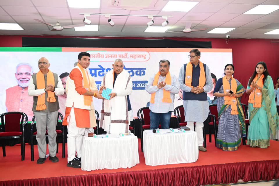 shivprakashbjp's tweet photo. महाराष्ट्र भाजपा प्रदेश “सेवा संकल्प अभियान” की समीक्षा, आगामी कार्यक्रमों की योजना, प्रदेश प्रभारियों एवं संगठन मंत्रियों की परिचयात्मक बैठक में ।

महाराष्ट्र भाजपा प्रदेशाच्या “सेवा संकल्प अभियाना”च्या आढावा बैठकीत, आगामी कार्यक्रमांचे नियोजन तसेच प्रदेश प्रभारी व संघटन मंत्र्यांच्या परिचयात्मक बैठकीत.
@BJP4Maharashtra 
@BJP4Mumbai
