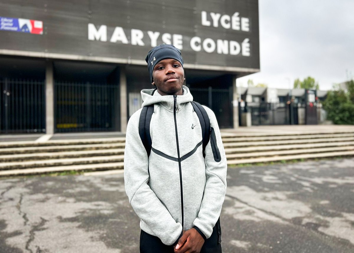 le_Parisien's tweet photo. « J’ai eu mon bac avec mention et ça n’a rien changé » : le parcours cabossé d’Alexis, symbole de la colère des lycéens de banlieue
➡️ https://t.co/OaN9CoK8qJ https://t.co/GDiCHpFFLf