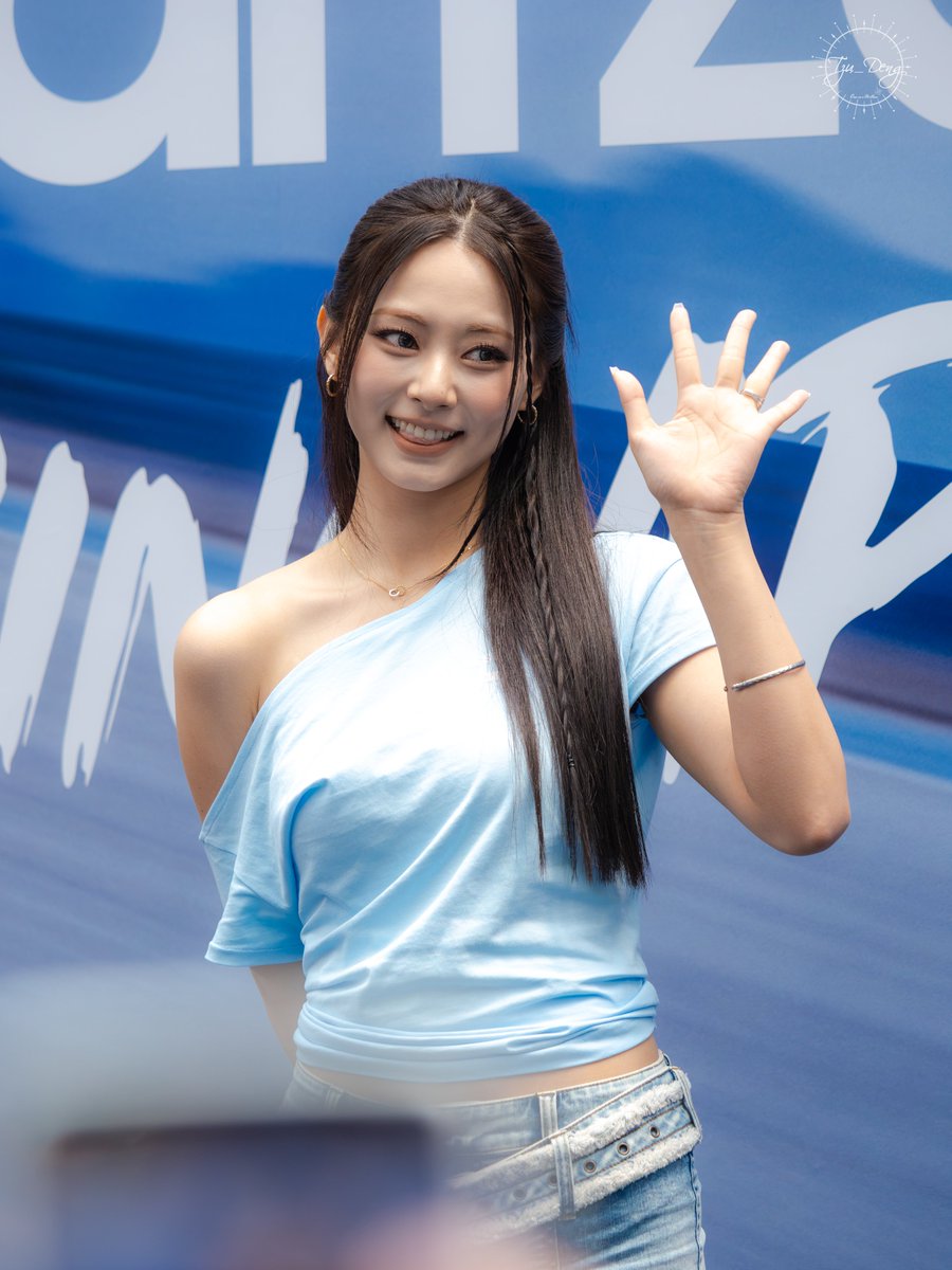 Tzu_Deng's tweet photo. 261008 Williams F1 Fan Zone in Singapore

Cutie 🥰

#Tzuyu #쯔위 #子瑜 
#WilliamsXTzuyu 
#DandadanXTzuyu https://t.co/gO0bwcxvpv