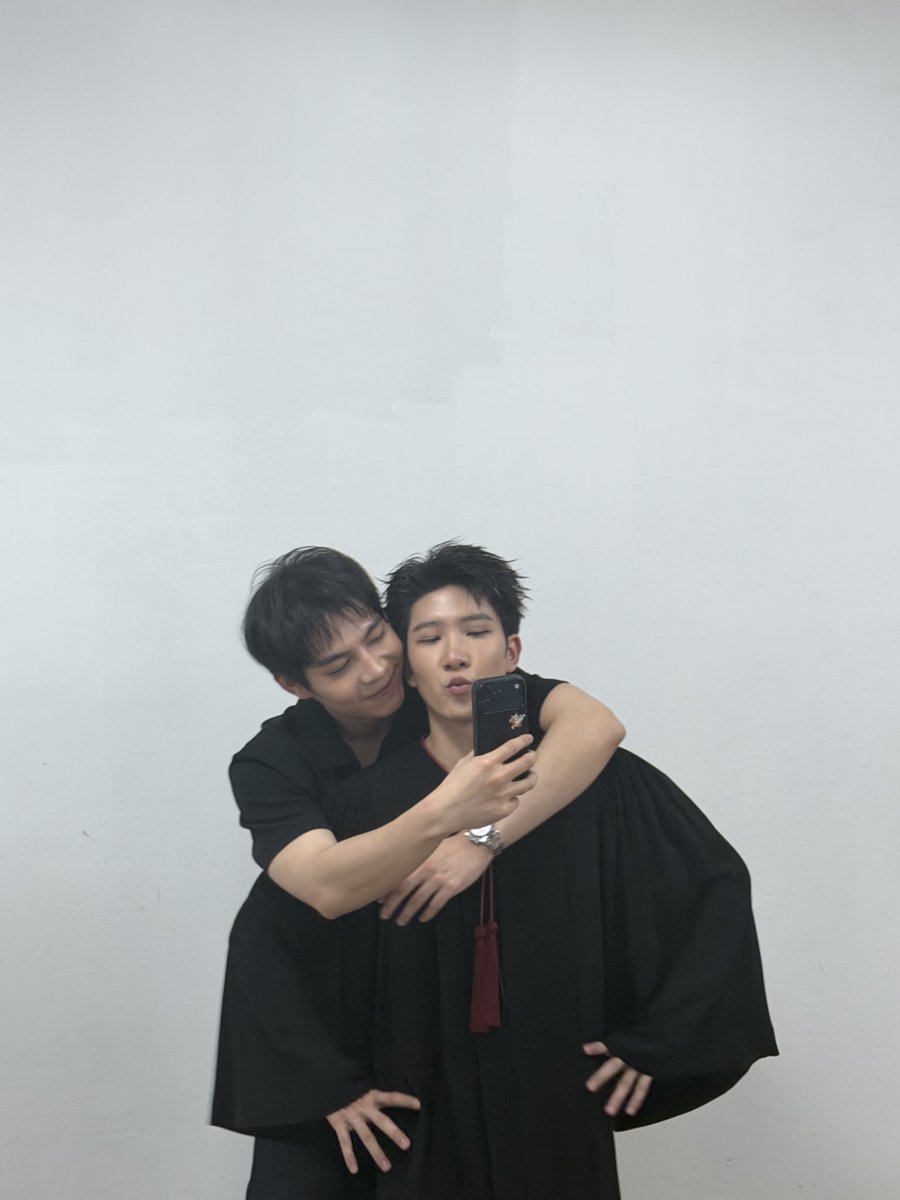 wixxiws's tweet photo. ตกใจมากอดเค้าเลย #KhaotungHappyGraduation https://t.co/Pb8YJXbte2