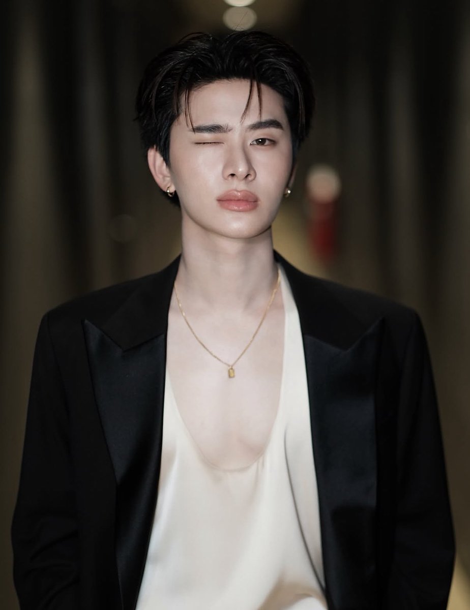 bubibaifern's tweet photo. โหหล่อมากจะบ้าพี่พระเอกหน้าผมชุดทุกอย่างคือโคตรหล่อ ผมจะเดรสเพราะความหล่อของพี่ https://t.co/B0CqvliHfc