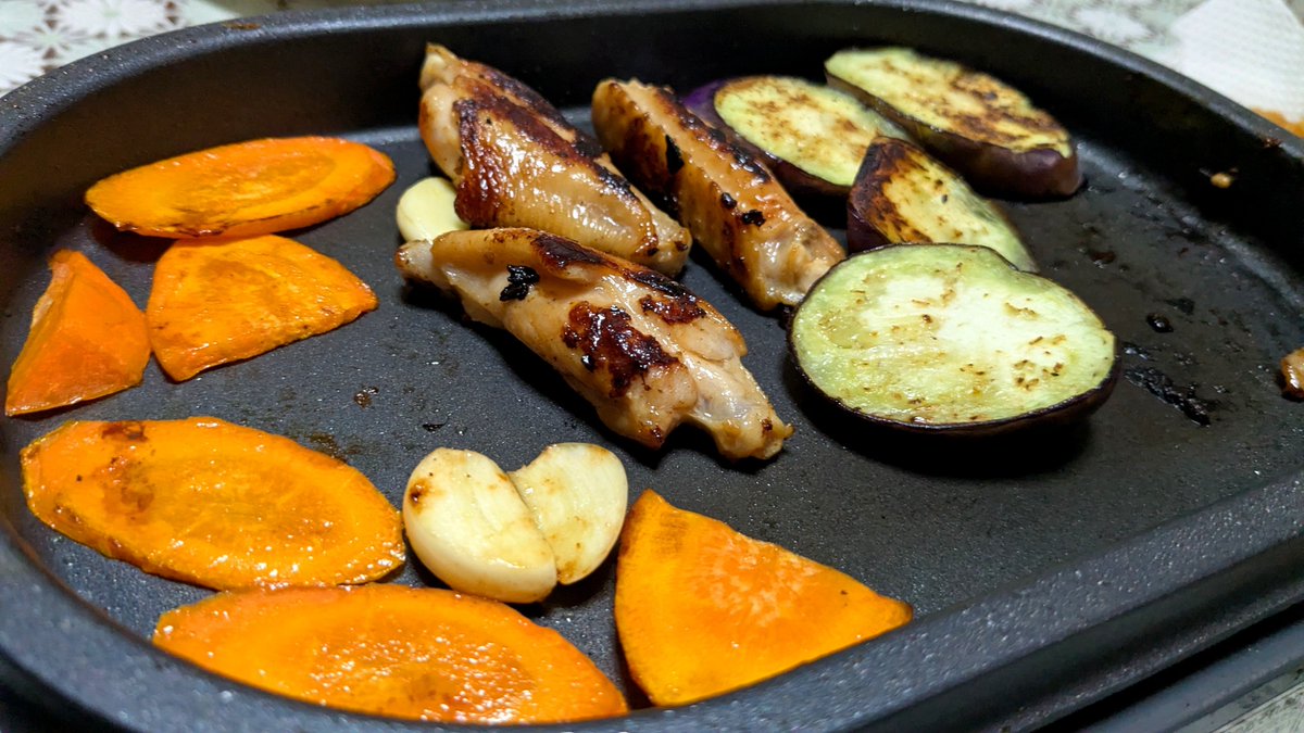 yoidorer's tweet photo. さて本日の夕飯

軟骨唐揚げ以外は切って焼いただけ！ https://t.co/ZcDe1XGctA