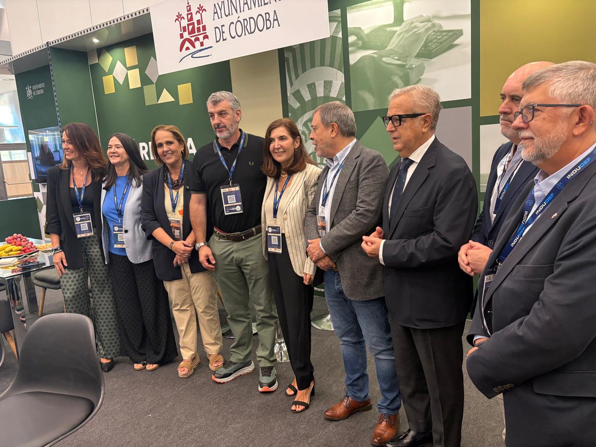 UGT_Andalucia's tweet photo. 🔴 UGT Andalucía recorre los distintos expositores de #INDUDEF, conociendo de primera mano las últimas novedades, proyectos e innovaciones del sector de la defensa.
Una oportunidad para poner en valor la industria, el desarrollo tecnológico y su potencial para generar empleo de calidad.
#Industria #Empleo #Andalucía