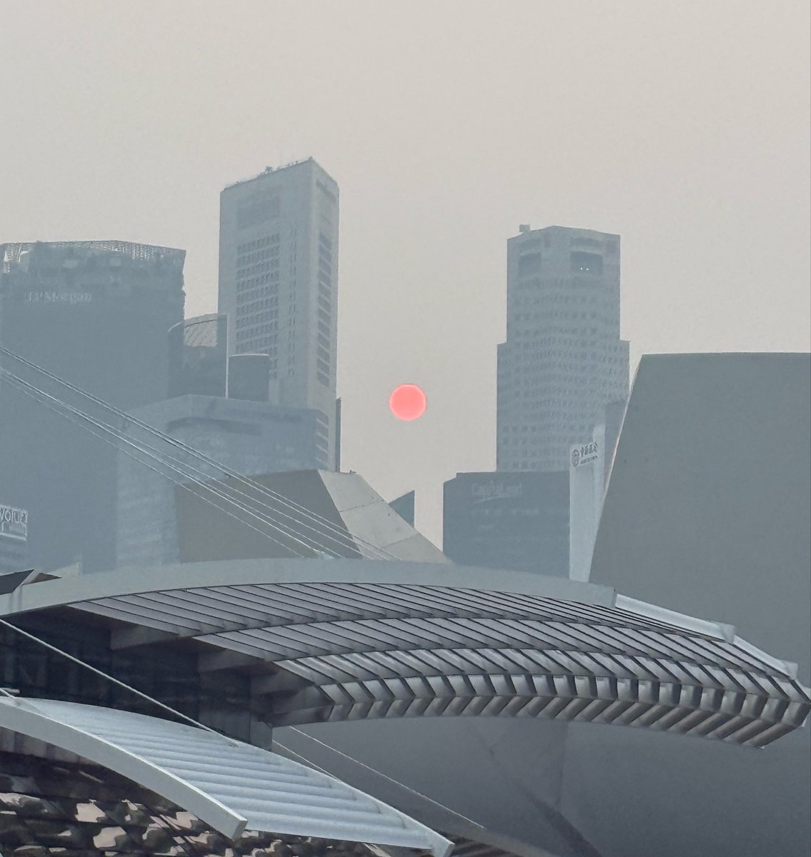Xeer's tweet photo. This is the sun btw. Just in case you wanted to know how bad the air pollution is in 🇸🇬 rn https://t.co/CIim8tqrcO