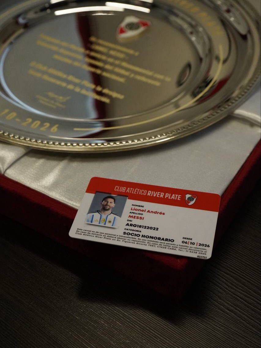 MatchTV's tweet photo. Чемпион мира, непобеждённый на «Монументале» и Почётный член «Ривер Плейт» 🤍❤️🤍

Месси получил много подарок после прощального матча. Вся Аргентина ценит Лео. 

📷 соцсети клуба https://t.co/Hv1RENeiDK