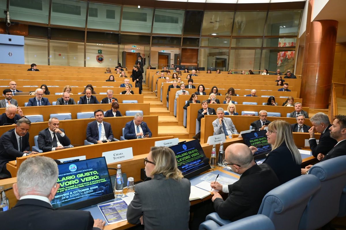 CislNazionale's tweet photo. #DanielaFumarola al convegno “Salario giusto, lavoro vero”: «Ora abbiamo due esigenze. La prima è gestire la legge di bilancio: serve un confronto preventivo con governo, partiti e gruppi parlamentari. Le risorse sono poche, e dobbiamo finalizzarle su lavoro, lavoratori e pensionati, imprese sane e crescita del Paese. Condividiamo la proposta dell'allargamento dell'aliquota del 33% fino a 60.000 euro; aggiungiamo la detassazione delle tredicesime, dei premi di risultato e degli utili negoziati all'1%, e il finanziamento strutturale della partecipazione. La seconda è avere una visione post-Pnrr: per questo abbiamo presentato un Libro Verde con 120 proposte, un testo aperto che auspichiamo apra il dibattito. Non basta ragionare sulla fase contingente: serve una prospettiva più lunga.»

#Cisl #LeggeDiBilancio #LibroVerdeCisl