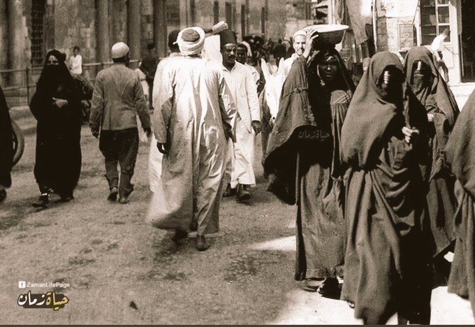 ALfalehaaa's tweet photo. #حقيقة_يجب_ان_تدركها .. نِقابُ النساء واحتشامهنّ هو الأصل في المجتمعات المسلمة!
- صورة متداولة للقاهرة عام ١٣٤٣هـ ١٩٢٤م .. هكذا كان حال نسائها في ذلك الزمن .. احتشام ونِقاب وستر. https://t.co/JJ9ODRljsZ