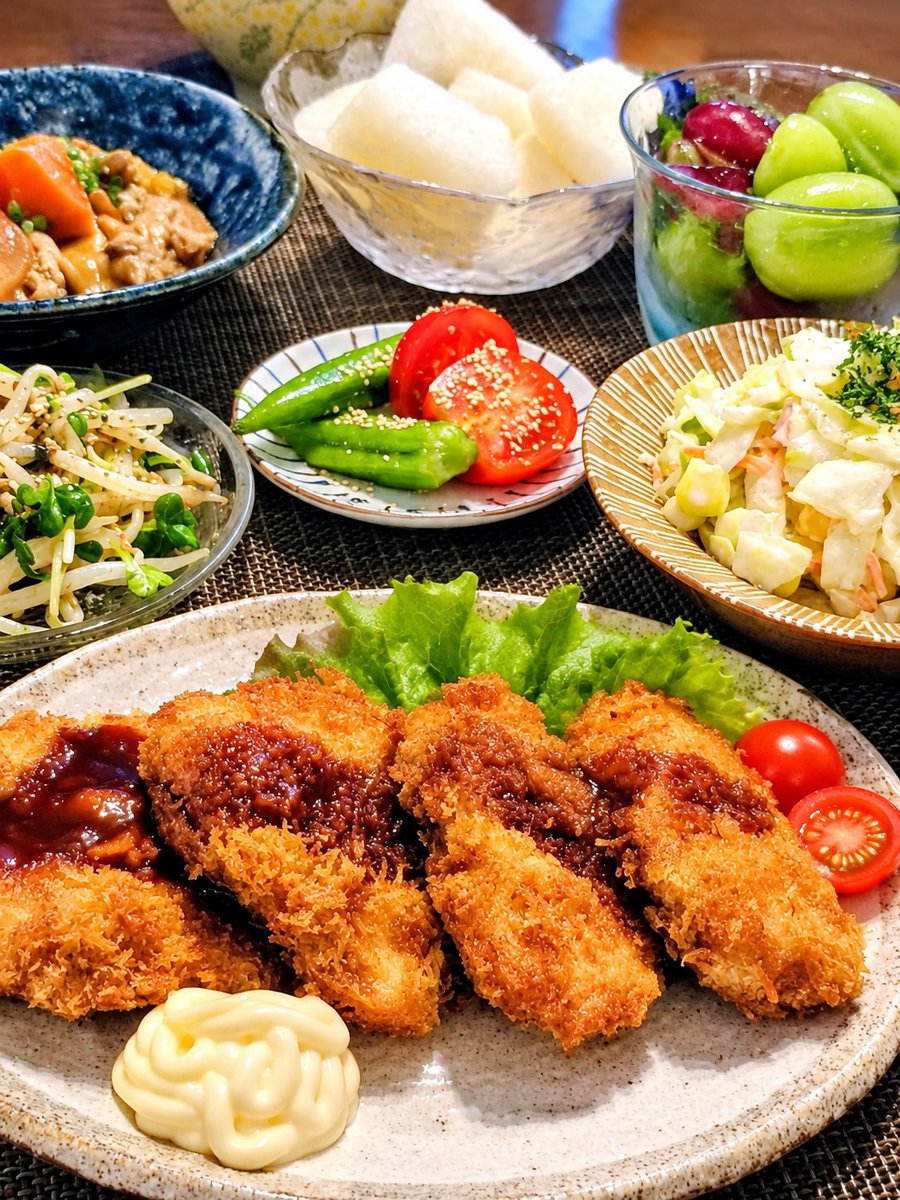 x69chanpon's tweet photo. 🌿キッチンから〜晩ごはん

今日も1日、お疲れ様でした🌠🙂‍↕️

一口ヒレかつ🔥
マヨネーズは欠かせませんね

コールスローサラダ🥬

ミニトマト🍅
オクラ
胡麻ドレッシングで

もやしとかいわれ大根のサラダ🌱
大根と油揚げの煮物🍲

十五穀米🌾

梨
クイーンルビー🍇
シャインマスカット

#晩ごはん https://t.co/CTqsABHfWx