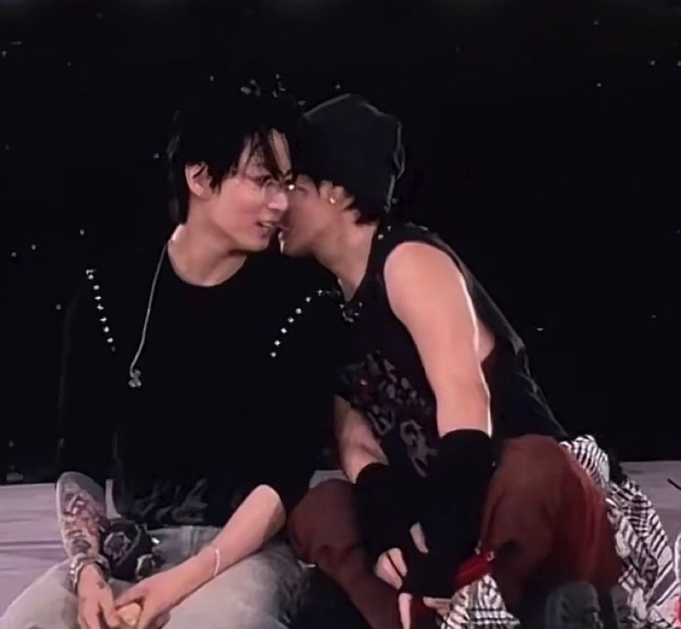 jiwwendy's tweet photo. เอางี้นะ ถ้าให้วิเคราะห์ความสัมพันธ์ของกุกวีจากมุมมองของคนนอกนะ การที่เขาสองคนทำแบบนี้หรือมักจะมีคนนึงมองอีกฝ่ายนิ่ง ๆ แล้วขำด้วยความเอ็นดูอยู่บ่อย ๆ การันตีเลยว่าสองคนนี้คบกันมาไม่ต่ำกว่าสิบปีแล้ว ฟันธง https://t.co/MLD6Tzdpov