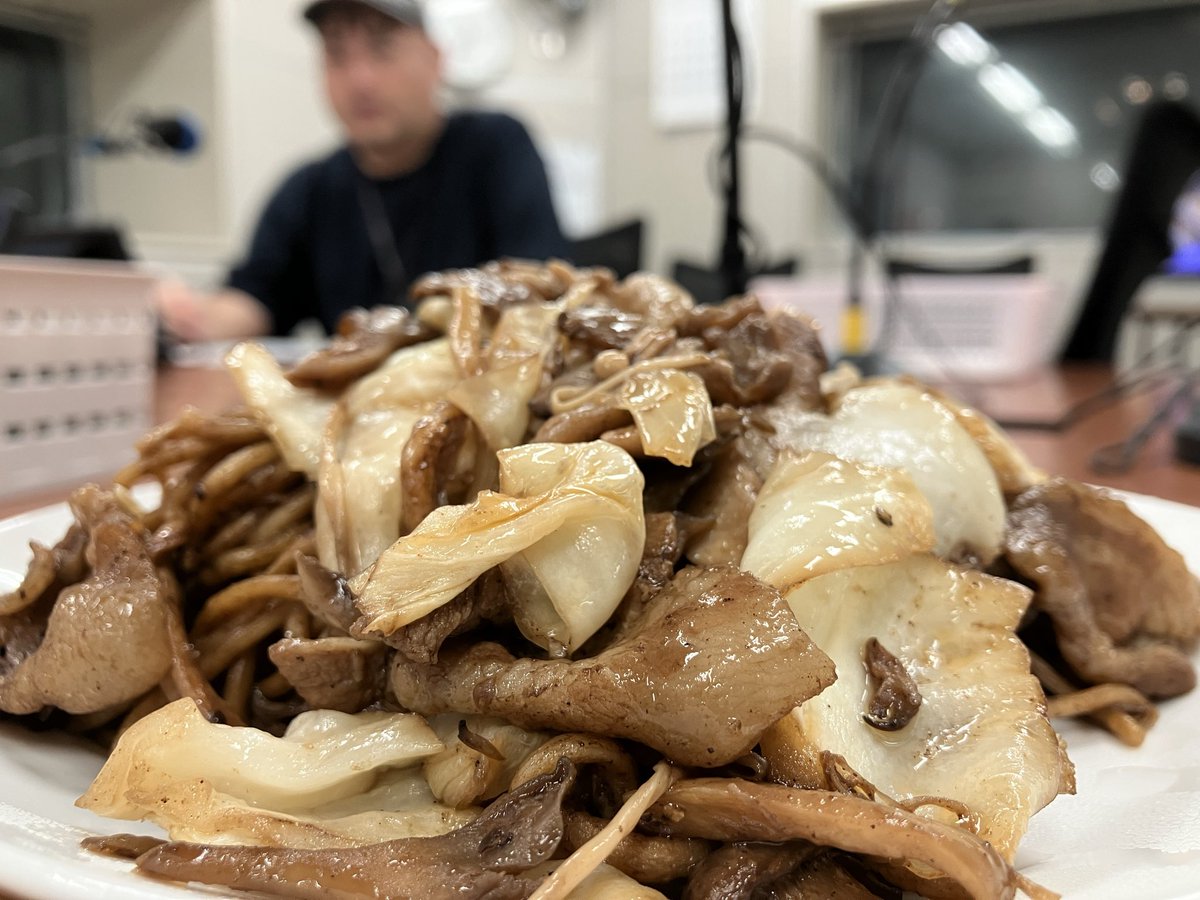 mandan_kbc's tweet photo. #マンダン
#焼きそば
#謙信のキノコとオリジナルソースが絡みあう3種の焼きのこそば https://t.co/xgZk9tk1tq