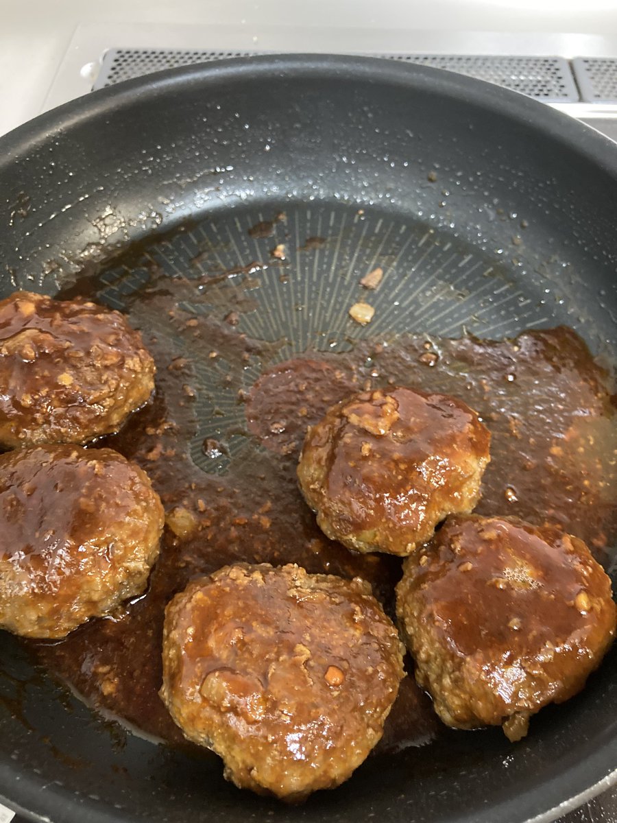 o0s2_q's tweet photo. 写真映えクソほどない煮込みハンバーグ https://t.co/fj8UXy9Ojl