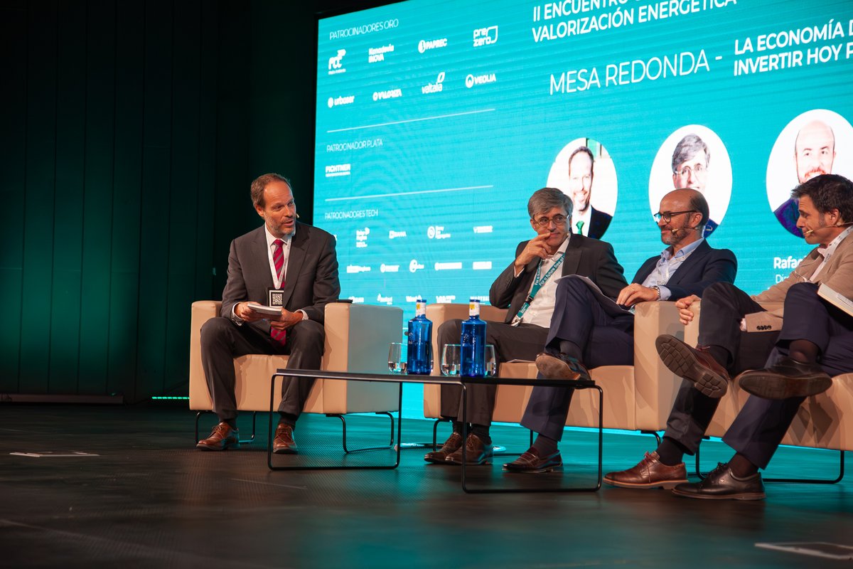 aeversu's tweet photo. 🙌 Seguimos repasando lo mejor del #AEVERSUSummit.

Las dos primeras mesas redondas reunieron a representantes de Kanadevia Inova, @urbaser_ , @Veolia_Es , @PreZero_ES , @Paprec_Group , @FCC_MA , @ValorizaSM  y Valtalia para debatir sobre inversión, economía circular y el papel de la valorización energética en la gestión de los residuos.

¡Gracias a todos por hacerlo posible! ♻️