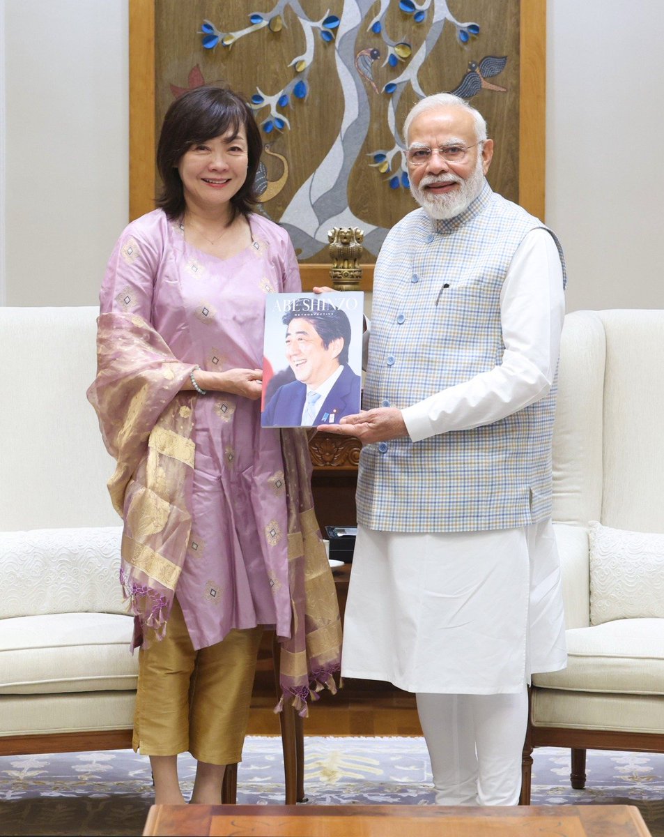 narendramodi's tweet photo. Pleased to meet Mrs. Akie Abe, wife of late former Japanese Prime Minister Shinzo Abe. Deeply value her enduring association with India.

Abe San was a dear friend and a visionary leader who played a defining role in elevating India-Japan relations to new heights. The inauguration of the Abe Memorial Corridor at the Rudraksh Convention Centre in Varanasi yesterday is a fitting tribute to his lasting contribution to India-Japan friendship.

故安倍晋三元首相の昭恵夫人とお会いでき、嬉しく思います。長年にわたるインドとの深いご縁を心より大切にしております。

安倍さんは親愛なる友人であり、インドと日本の関係を新たな高みへと導いた先見性あるリーダーでした。昨日ヴァラナシのルドラクシュ・コンベンション・センターに「安倍メモリアル・コリドー」が開設されたことは、印日友好関係の発展に対する安倍首相の多大な功績を称えるふさわしい記念となりました。

@akie_official