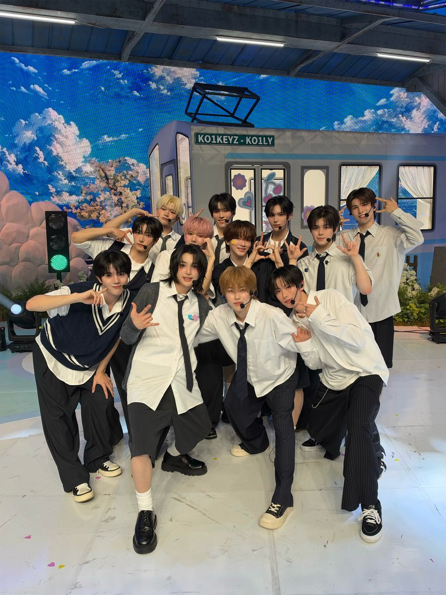 KO1KEYZofficial's tweet photo. [📸] 261008

「 #MCOUNTDOWN 」
감사합니다!!!!!!!!!!!!

🍀⚾️🏃‍♂️🌟⚽️🐲🥔⚡️🍎🍰🎀🚀

MV
🔗https://t.co/81V0MM2rmK
Apple Music
🔗https://t.co/PaI0ohkPIu
Spotify
🔗https://t.co/WM78kv1xYE

#엠카운트다운
#KO1KEYZ #코이키즈 https://t.co/8fbtFSXKL3