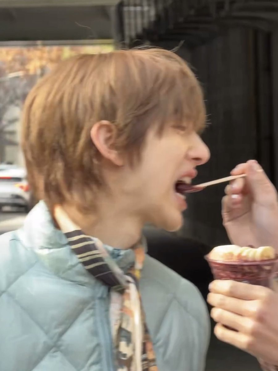 keonhoonaegi's tweet photo. it's frying me how keonho told juhoon that he's old enough not to be fed when martin was feeding him, but here you have him smiling all bright and cheerful while spoon-feeding his hyung 😭 https://t.co/bxcD07rUF3