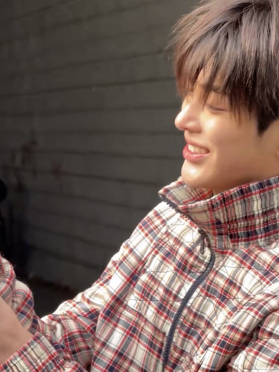 keonhoonaegi's tweet photo. it's frying me how keonho told juhoon that he's old enough not to be fed when martin was feeding him, but here you have him smiling all bright and cheerful while spoon-feeding his hyung 😭 https://t.co/bxcD07rUF3