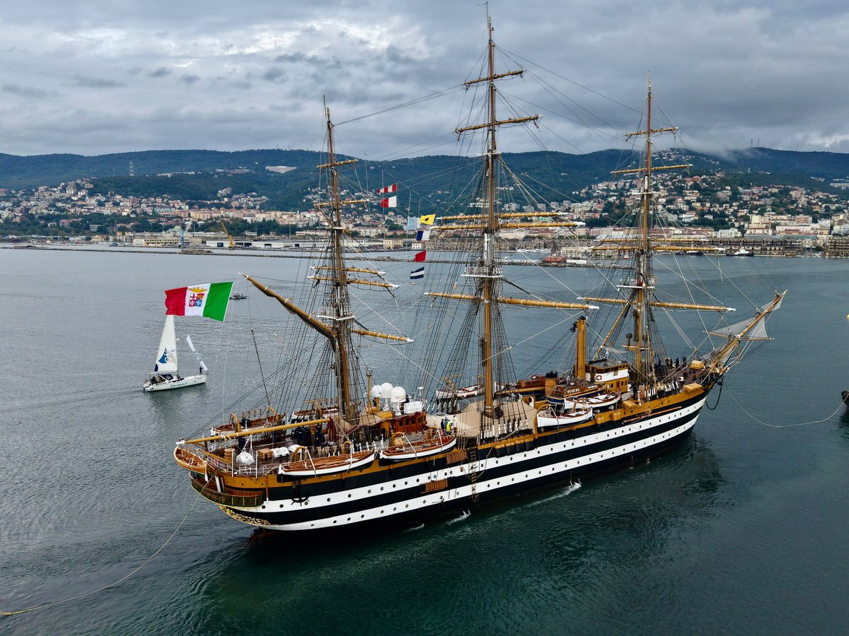 GuidoCrosetto's tweet photo. Per Nave Amerigo Vespucci si chiude un altro straordinario capitolo dei suoi 95 anni di successi.
Con oltre 15.000 miglia nautiche percorse si chiude a Trieste, in Barcolana, il Tour Mondiale - Campagna in Nord America 2026.
Nei suoi 5 mesi di navigazione è stata ammirata a New York come a Boston negli States e a Quebec come a Montreal in Canada, dopo aver risalito il fiume San Lorenzo, continuando a portare in giro per il mondo tutta la bellezza, il fascino e la cultura della nostra Nazione.
Ben tornati a casa ragazzi.
Siate orgogliosi di quello che avete fatto come l’Italia lo è di voi.
Anche questo è la #Difesa.