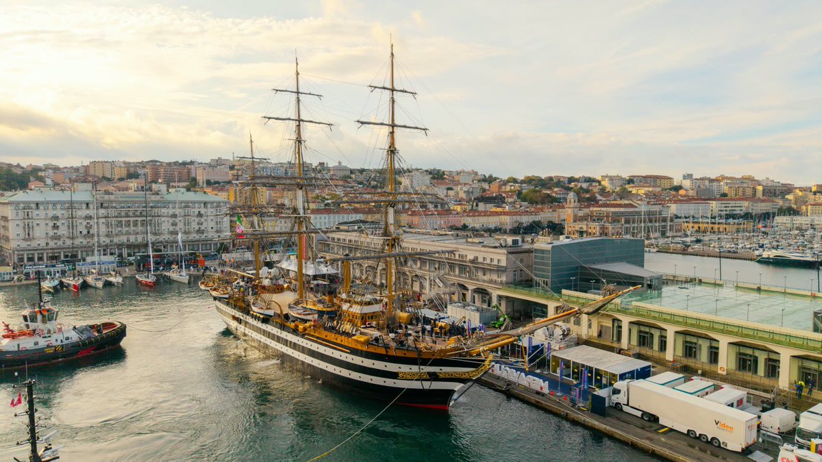 GuidoCrosetto's tweet photo. Per Nave Amerigo Vespucci si chiude un altro straordinario capitolo dei suoi 95 anni di successi.
Con oltre 15.000 miglia nautiche percorse si chiude a Trieste, in Barcolana, il Tour Mondiale - Campagna in Nord America 2026.
Nei suoi 5 mesi di navigazione è stata ammirata a New York come a Boston negli States e a Quebec come a Montreal in Canada, dopo aver risalito il fiume San Lorenzo, continuando a portare in giro per il mondo tutta la bellezza, il fascino e la cultura della nostra Nazione.
Ben tornati a casa ragazzi.
Siate orgogliosi di quello che avete fatto come l’Italia lo è di voi.
Anche questo è la #Difesa.