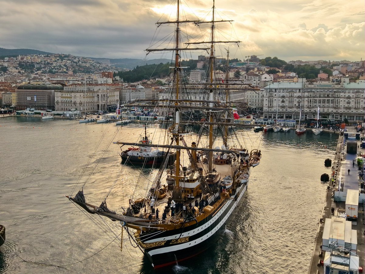 GuidoCrosetto's tweet photo. Per Nave Amerigo Vespucci si chiude un altro straordinario capitolo dei suoi 95 anni di successi.
Con oltre 15.000 miglia nautiche percorse si chiude a Trieste, in Barcolana, il Tour Mondiale - Campagna in Nord America 2026.
Nei suoi 5 mesi di navigazione è stata ammirata a New York come a Boston negli States e a Quebec come a Montreal in Canada, dopo aver risalito il fiume San Lorenzo, continuando a portare in giro per il mondo tutta la bellezza, il fascino e la cultura della nostra Nazione.
Ben tornati a casa ragazzi.
Siate orgogliosi di quello che avete fatto come l’Italia lo è di voi.
Anche questo è la #Difesa.