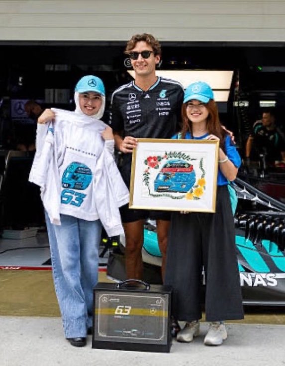 krisg7gr63's tweet photo. In love with my GR fam! Every race we have these incredible things for George!

Baku gave us the most beautiful helmet!
Malaysia gave us the fanbook and shinny beaded cap!🥹

For Singapore we already have this messages on a flag!

I am in love with the community and the family 🥹🩵🫶
