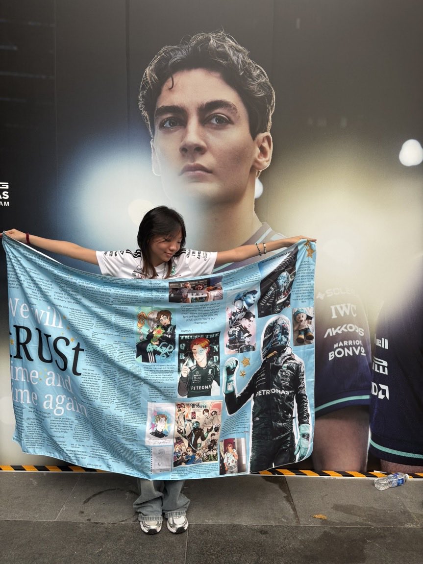krisg7gr63's tweet photo. In love with my GR fam! Every race we have these incredible things for George!

Baku gave us the most beautiful helmet!
Malaysia gave us the fanbook and shinny beaded cap!🥹

For Singapore we already have this messages on a flag!

I am in love with the community and the family 🥹🩵🫶