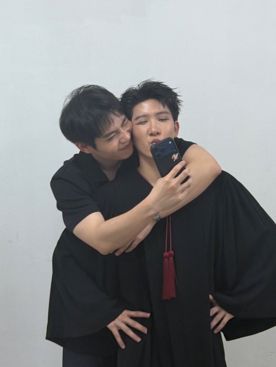 khaordinario's tweet photo. BOYFRIEND'S 
REAL COUPLE
HUSBAND'S 
CLOSEEEEEED 

🔒🤍

KHAOTUNG JOP LAEW JAA
#KhaotungHappyGraduation #firstkhaotung https://t.co/rFJLDwo41X